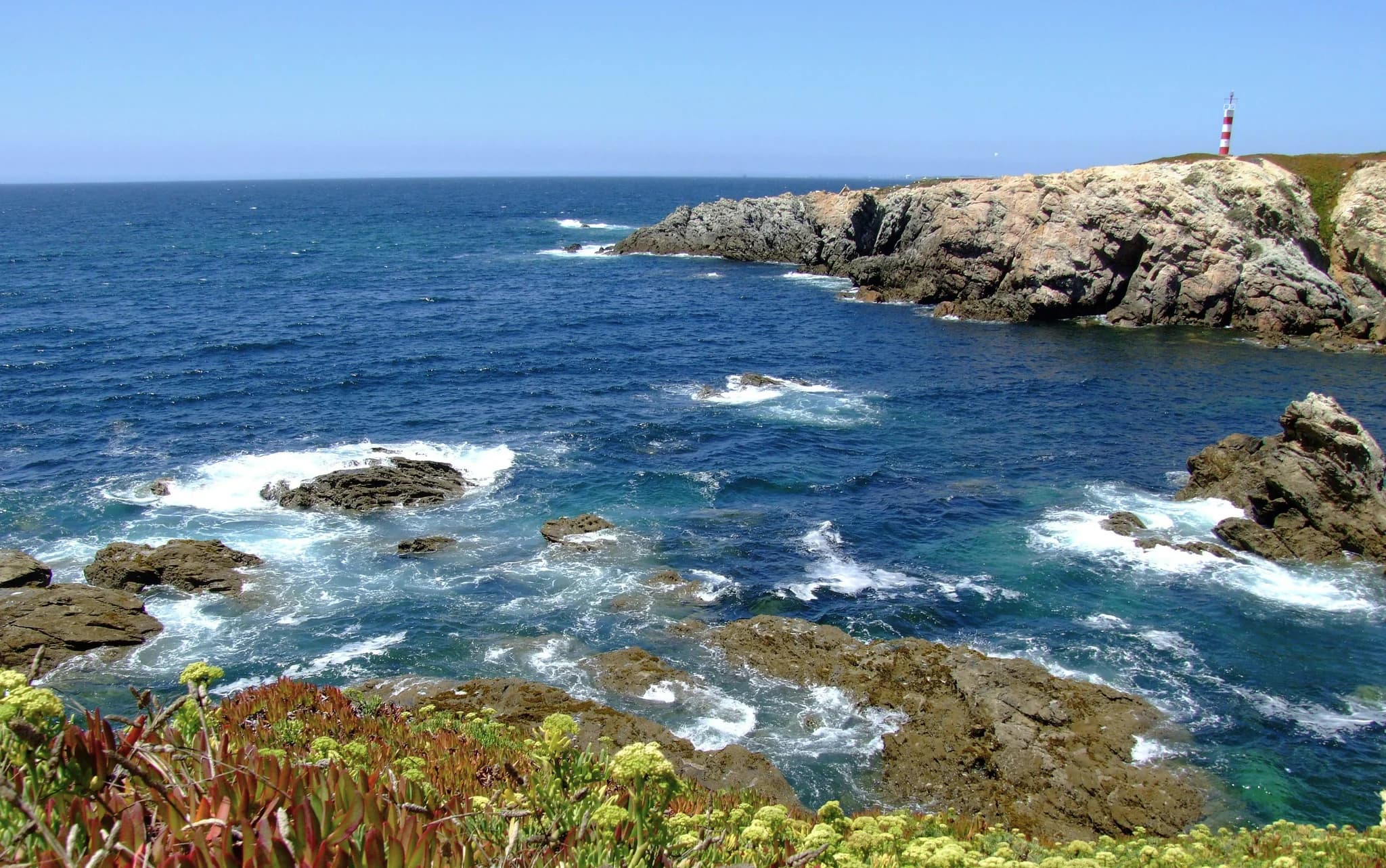 Costa rochosa e oceano em Porto Covo
